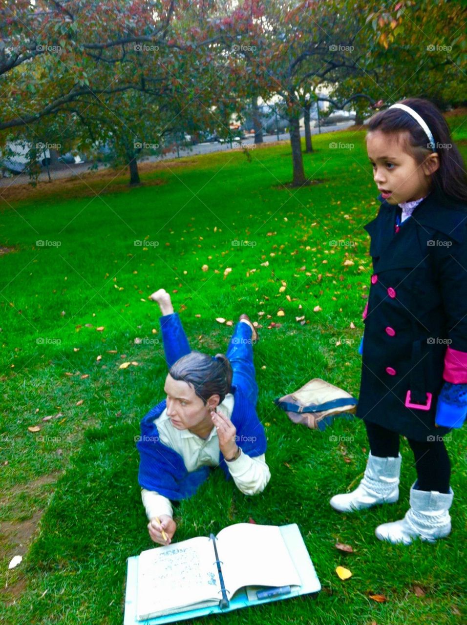 A little girl and the sculpture