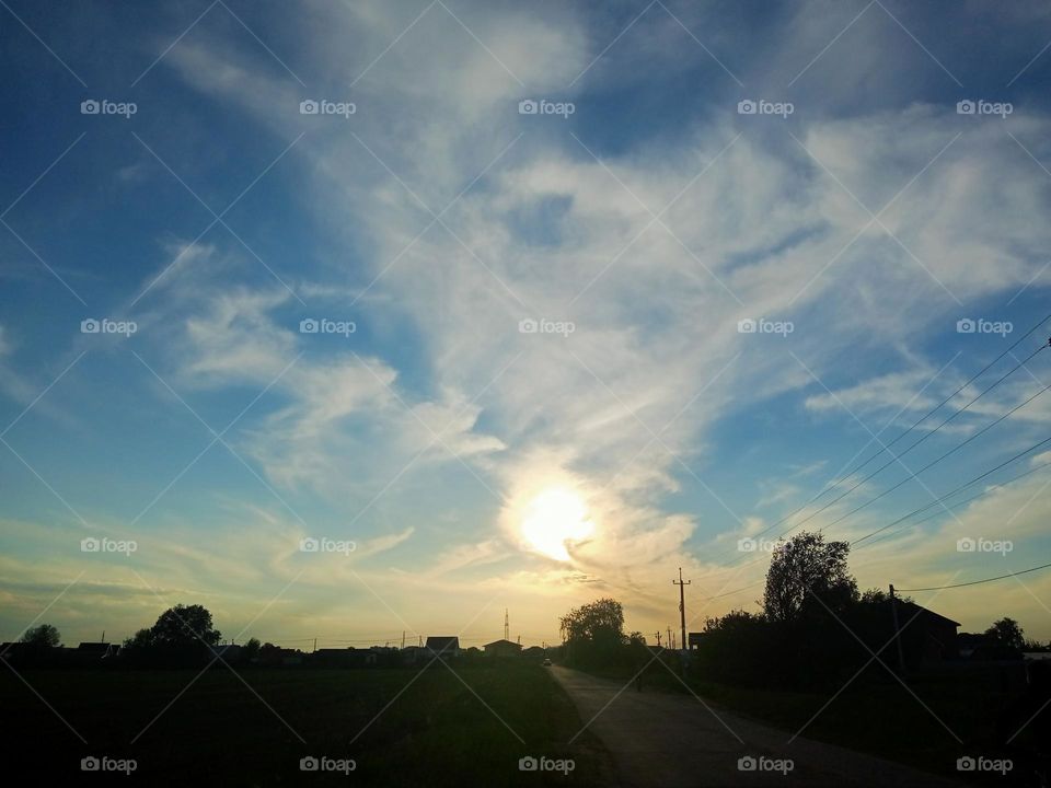 It's like a flash, and the clouds are blurred by it in curved lines 💙📷💚