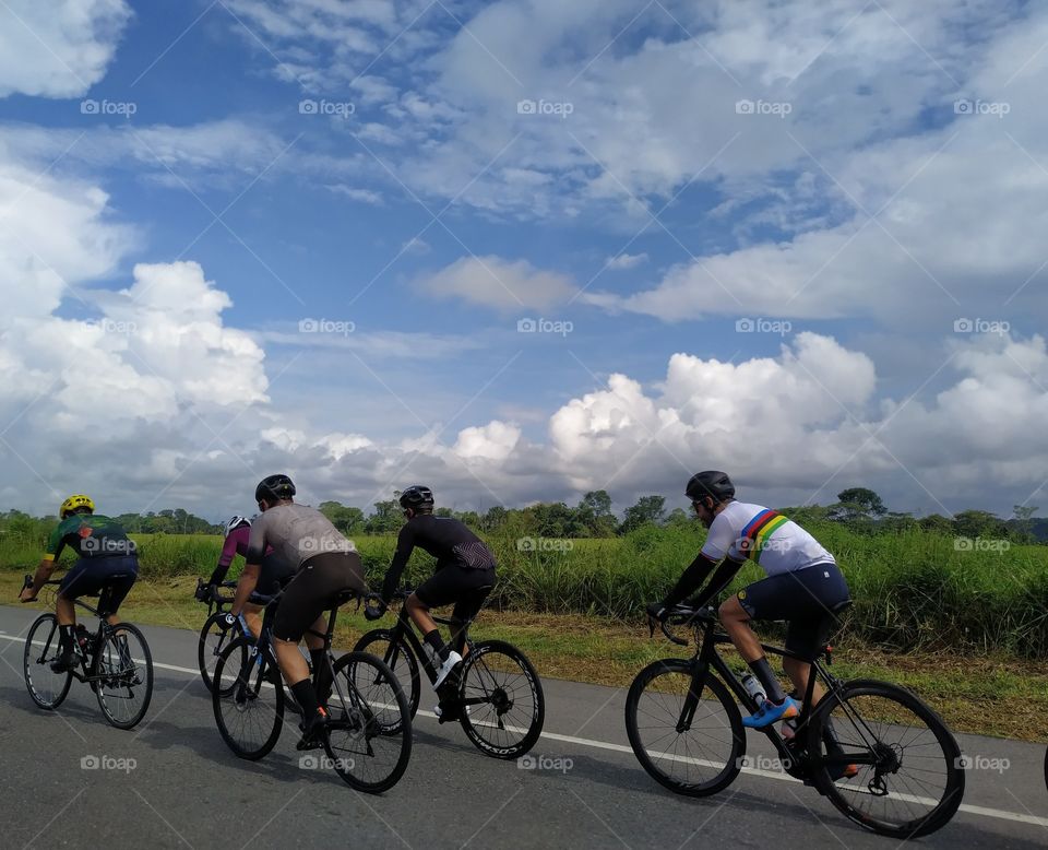 Haciendo deporte al aire libre en tiempo de pandemia. La belleza de la naturaleza hace de la escena un hermoso paisaje
