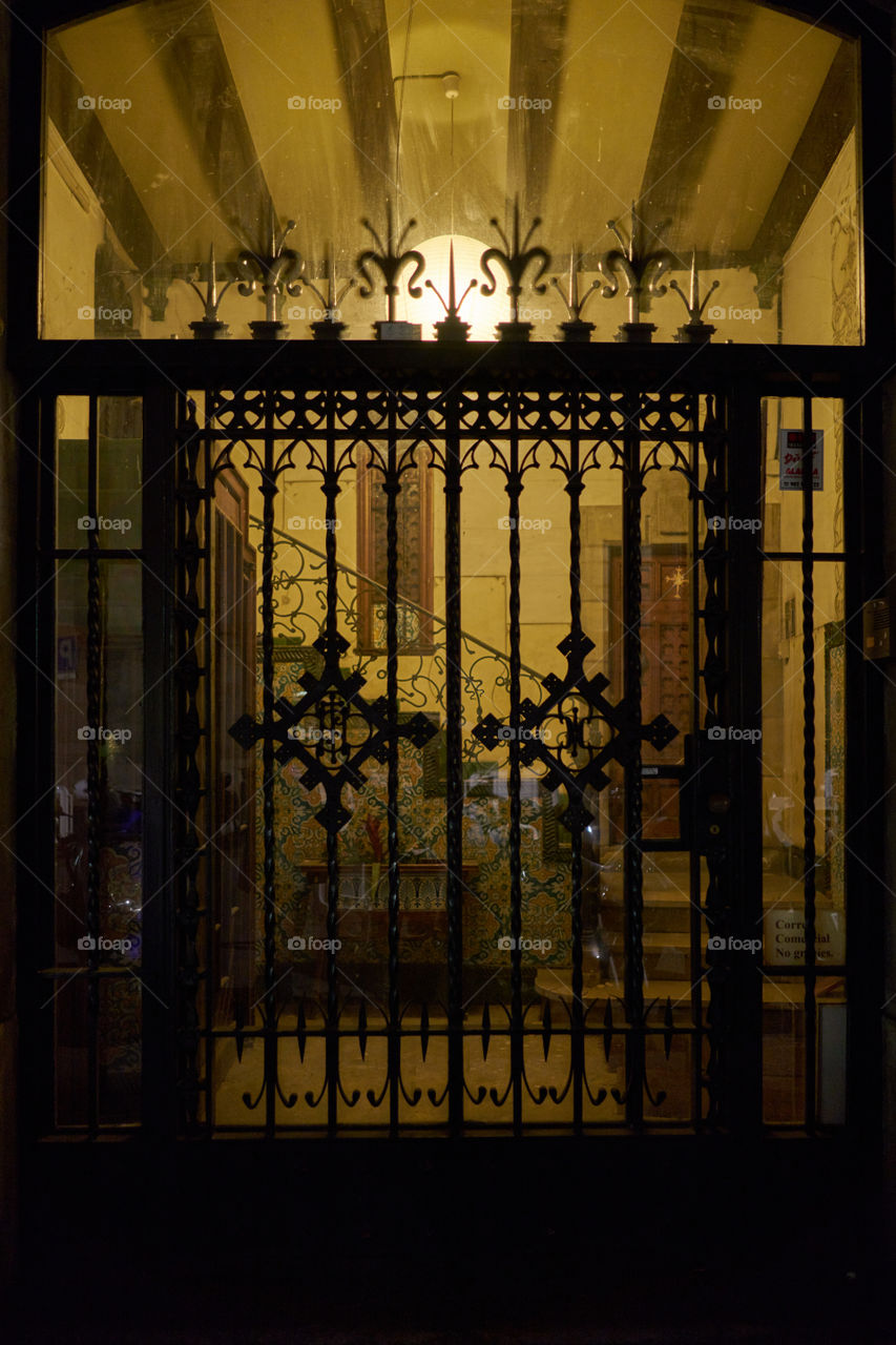 Carrer Ample. Palace door 