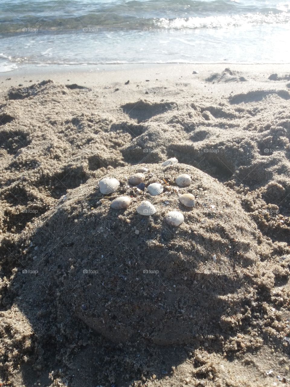 Sandkuchen bauen am Strand
