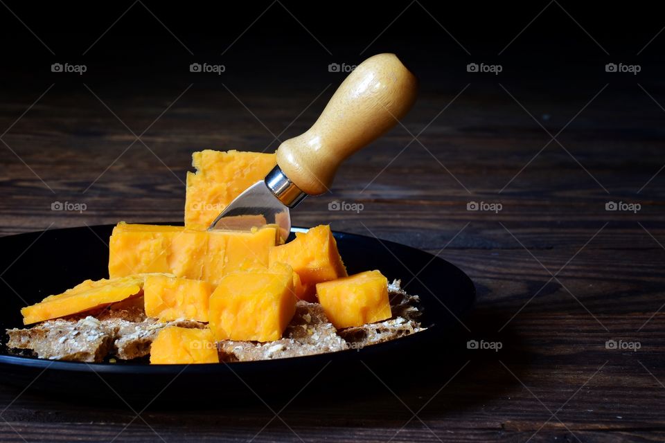 Cheddar cheese and crackers