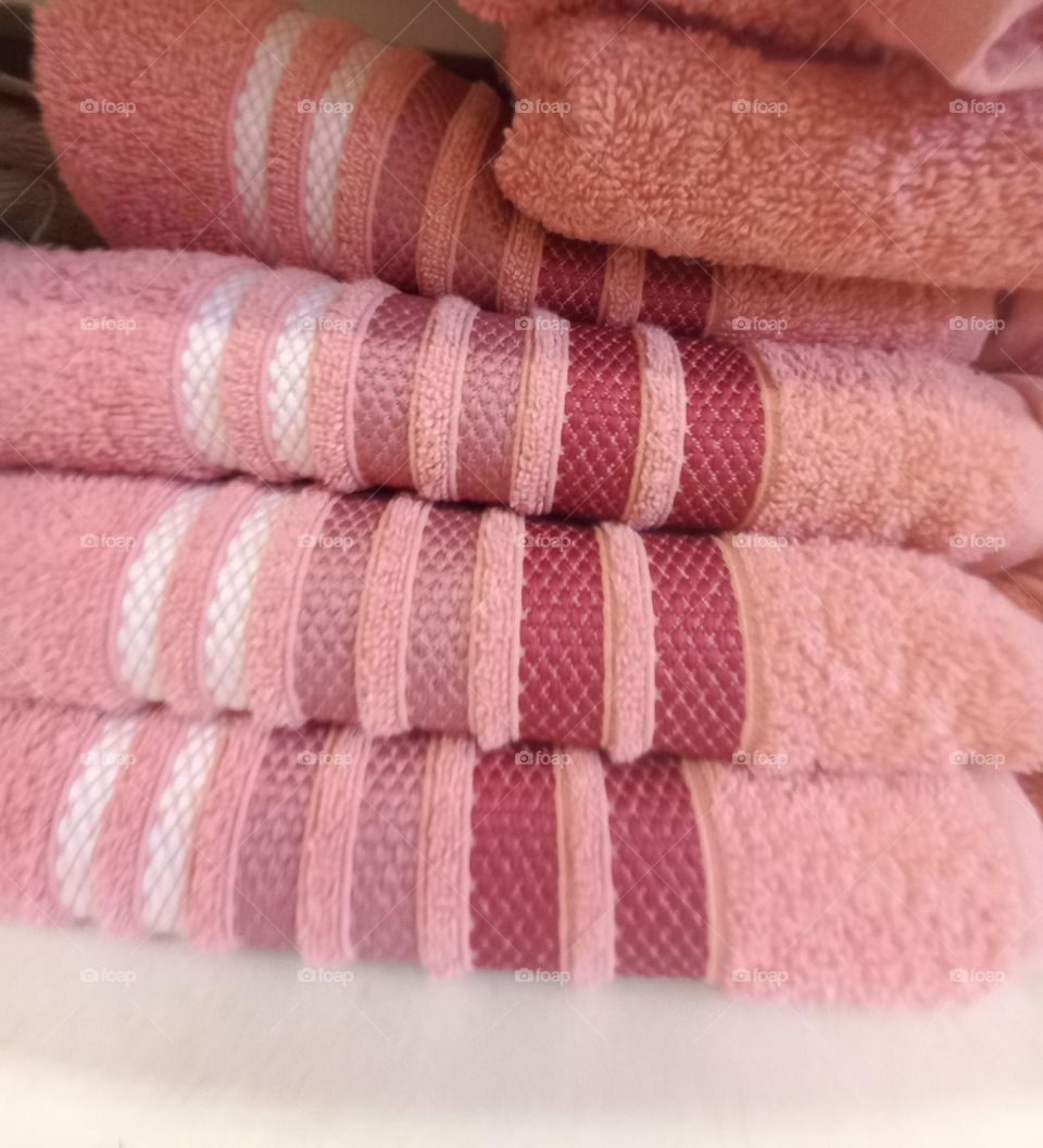 Toalhas delicadas e macias. As toalhas em 100% algodão,  são  mais macias e, têm alto poder de absorção.