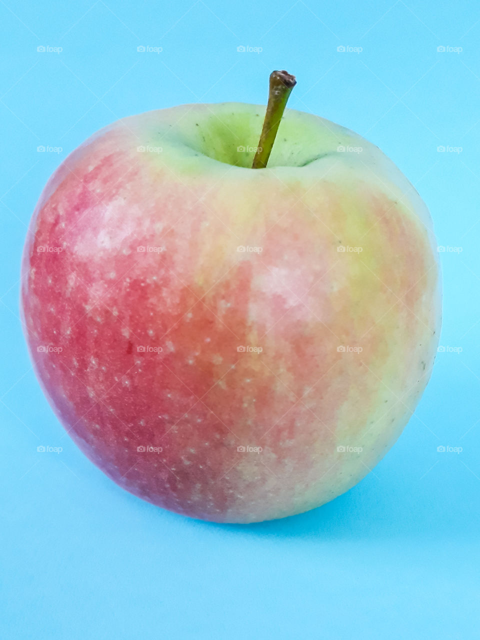 Apfel vor blauem Hintergrund