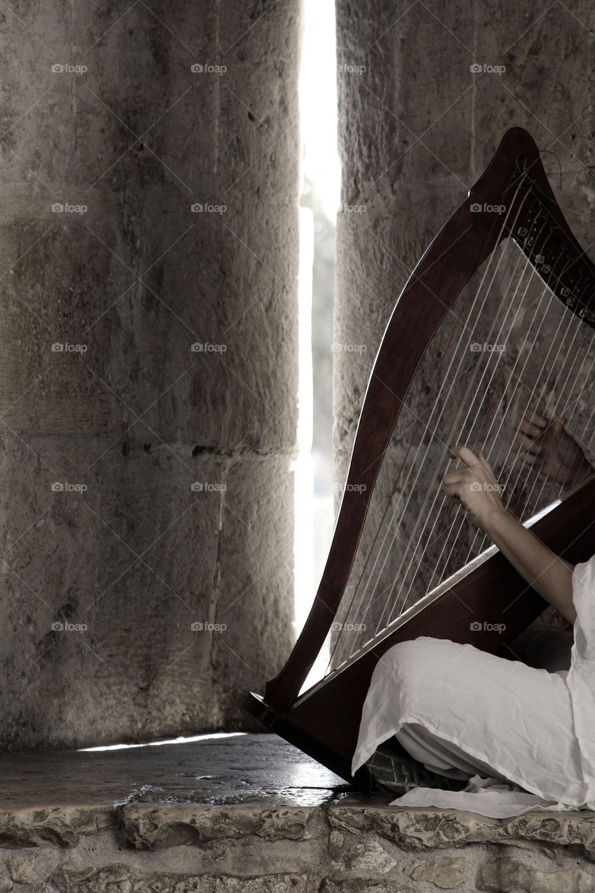 harp. playing music