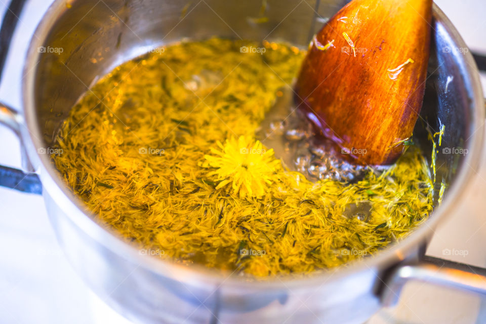 boiling dandelion jam🌼🍯