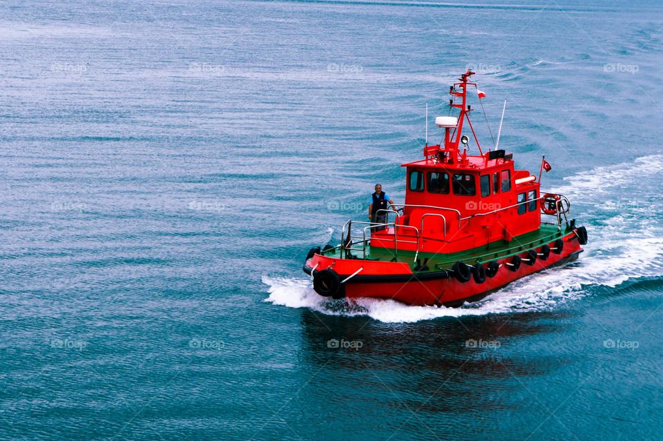 Red ship breaking the weaves 