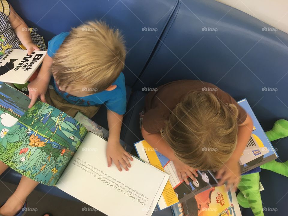 Birds eye view of the toddler friendship 