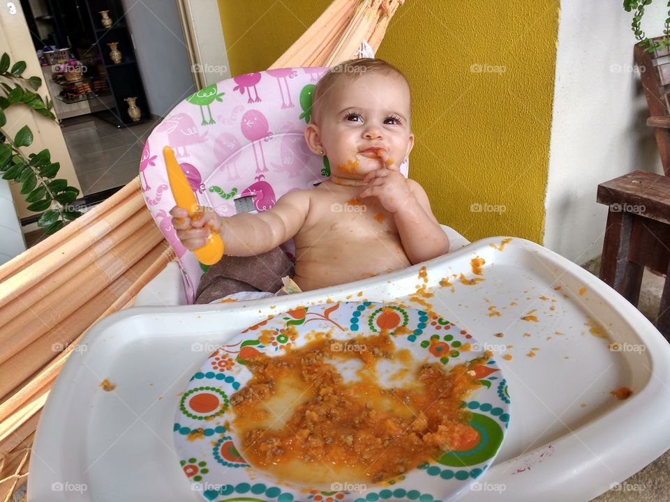 Bebê pensando ao comer a sopinha de legumes