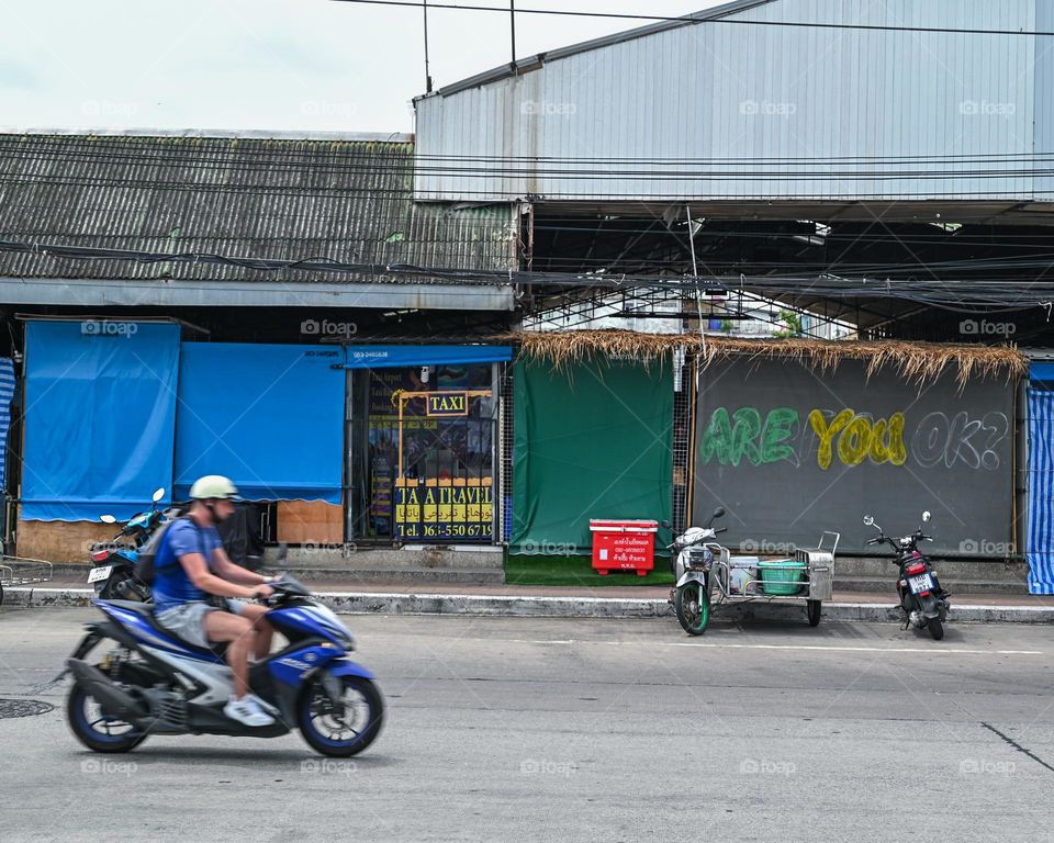 moto por las calles tailandesas