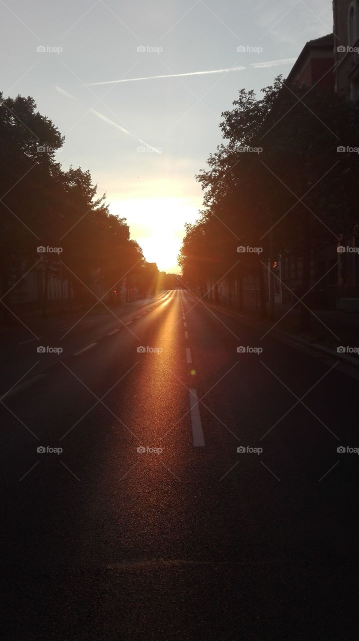 Sonnenaufgang auf leerer Straße