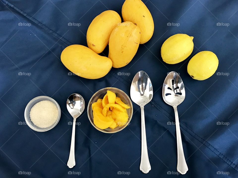 Ingredients to make mango jam 