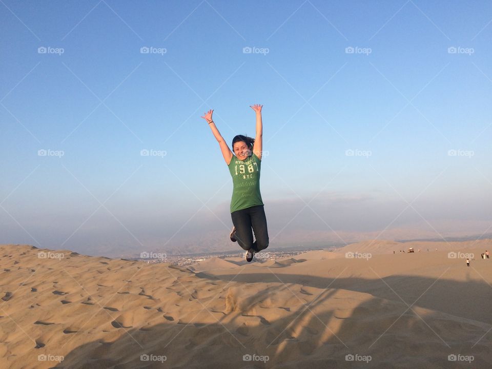 Ica, Perú. Sobre el desierto un salto de felicidad y Ventura en la arena. Sandboarding 