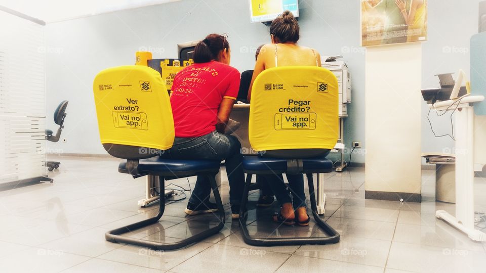Pessoas em atendimento vip comercial. Agencia, sala, gerenciamento, contas...