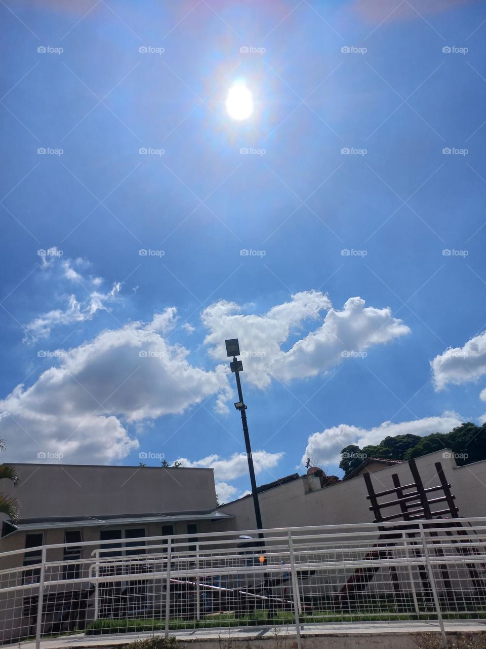 Nuvens de calor. Em dia ensolarado,  a radiação  solar aquece a terra, que por sua vez aquece o ar. Esse ar quente sobe por convenção e forma as  Nuvens de "Tempo bom", que parecem lâ de algodão.