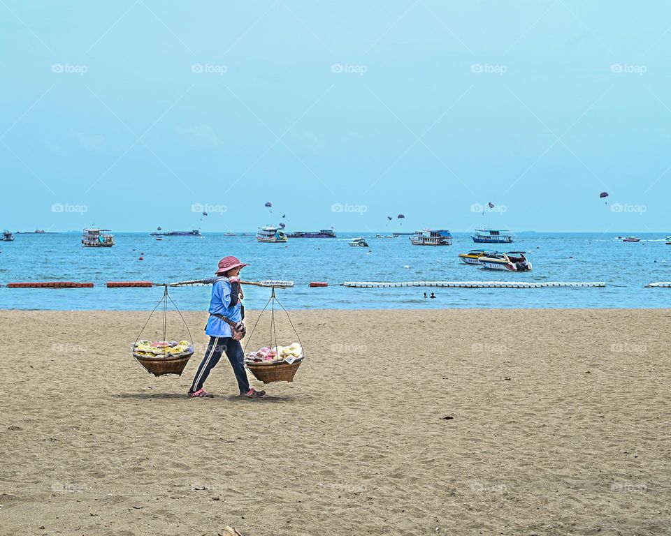 Vendedora ambulante en la playa