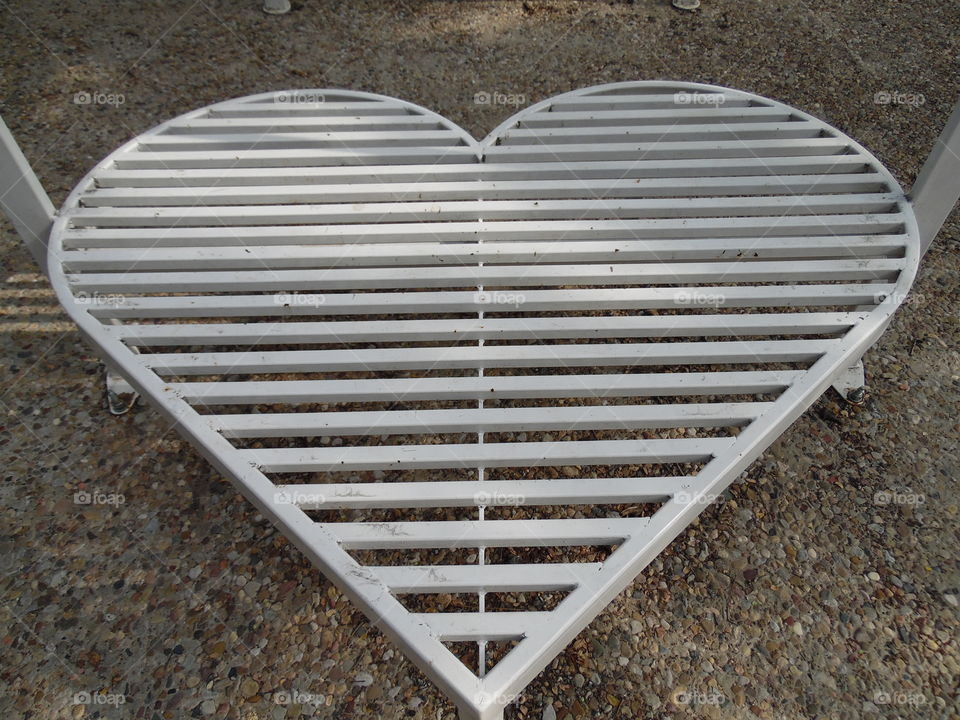 heart bench. This is a picture of the bottom of the gazebo that I saw at the local park. 👣 🚶 🏃 🔥 💨