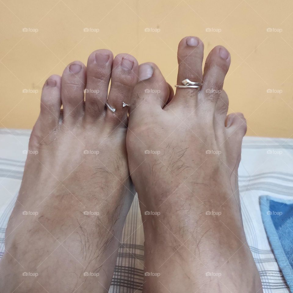 Front view of ringed toes on prehensile toes and tanned skin