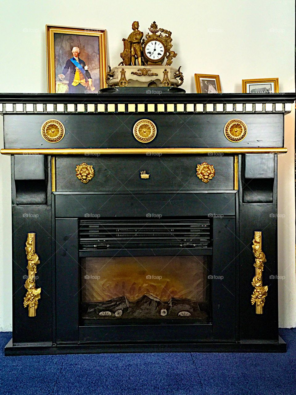 Beautiful tiled stove with great details! 