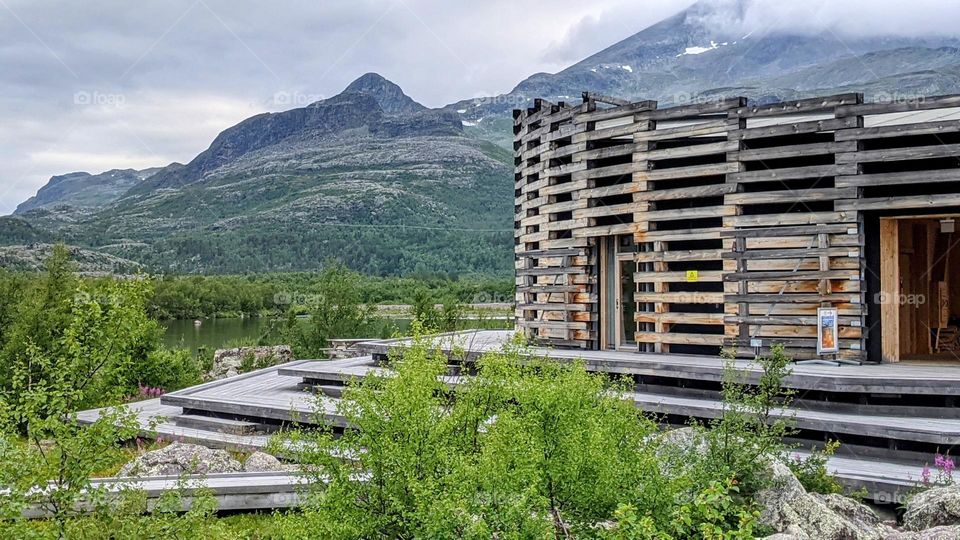 the visitorcentre in stora sjofallet is made by stacking logs to represent the mountains surrounding it.