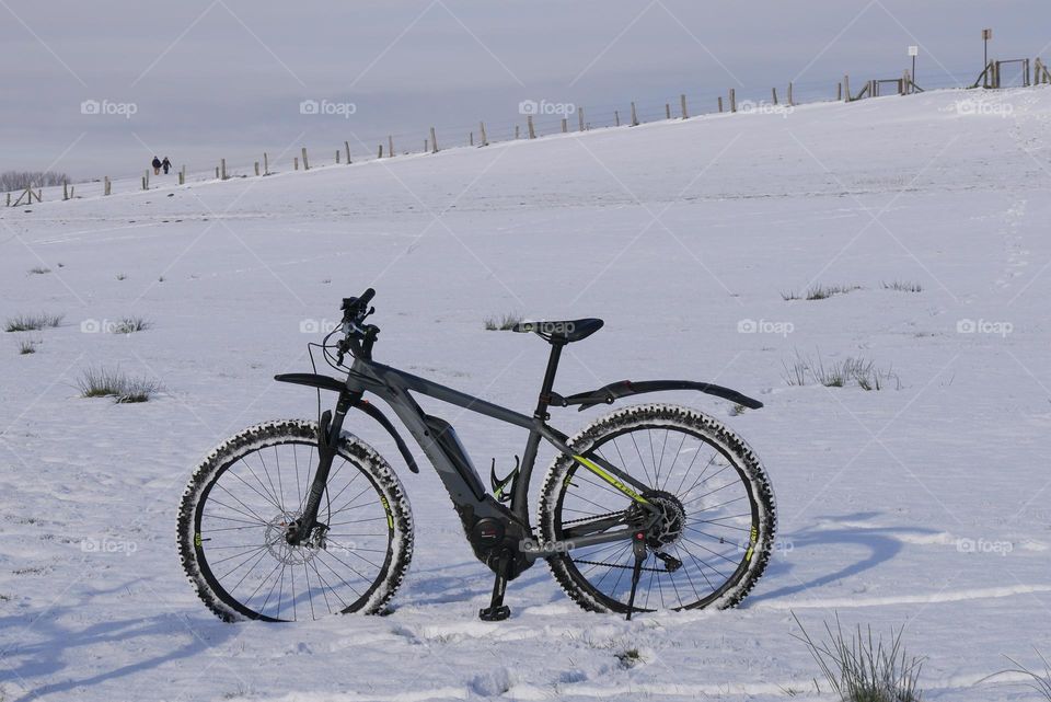 One lonely bicycle in the snow 
