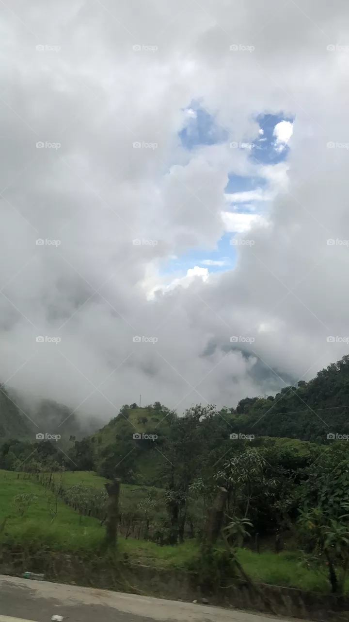 Gran montaña y nubes 