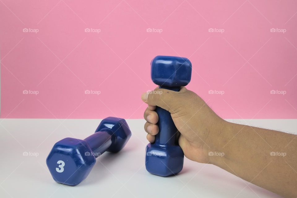 Dumbbells to exercise your arms in the gym