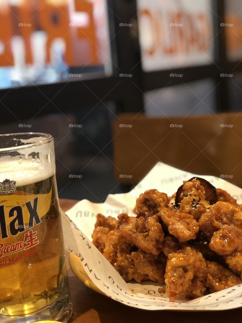 Fried chicken and beer in restaurants 