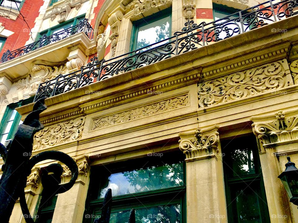 This Fort Greene brownstone features the most old style elements: Offset levels, half round building parts, ionic Greek style columns, balconies, iron cast railings, stucco ornaments around windows, a striped facade. 2019. Hypnotic Productions