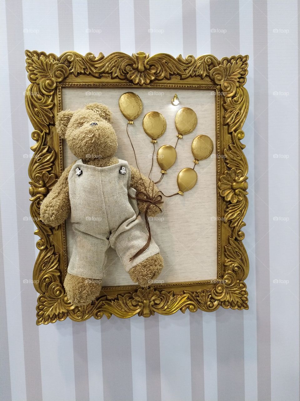 a lovely Bear in a picture frame inspiring a baby room