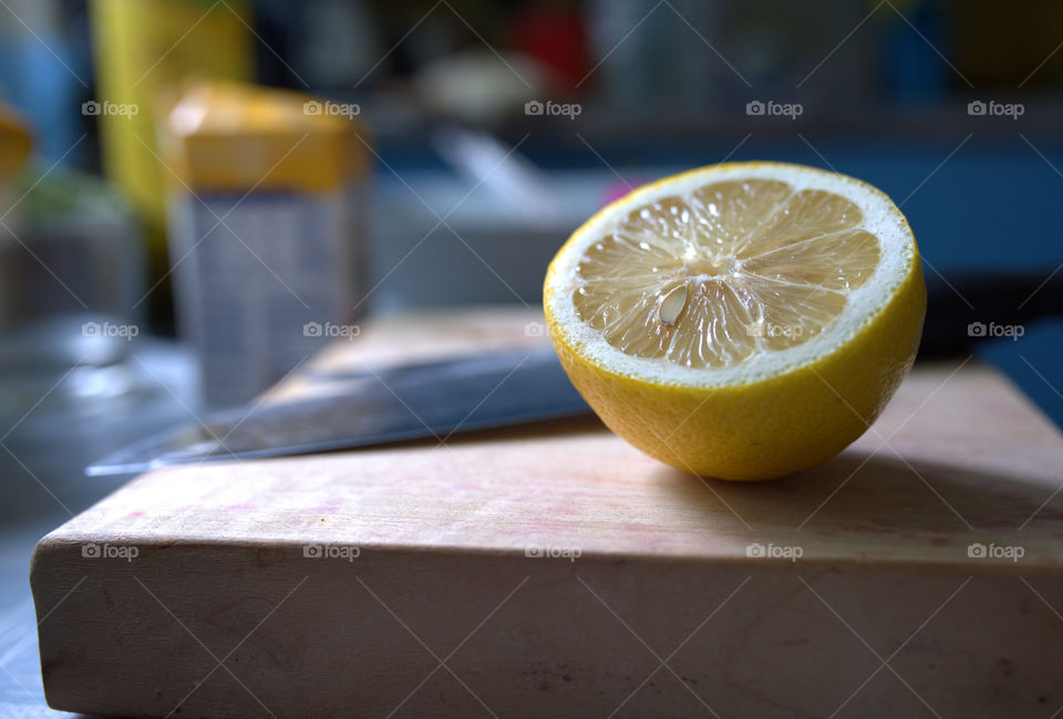 Lemon slice on cutting board