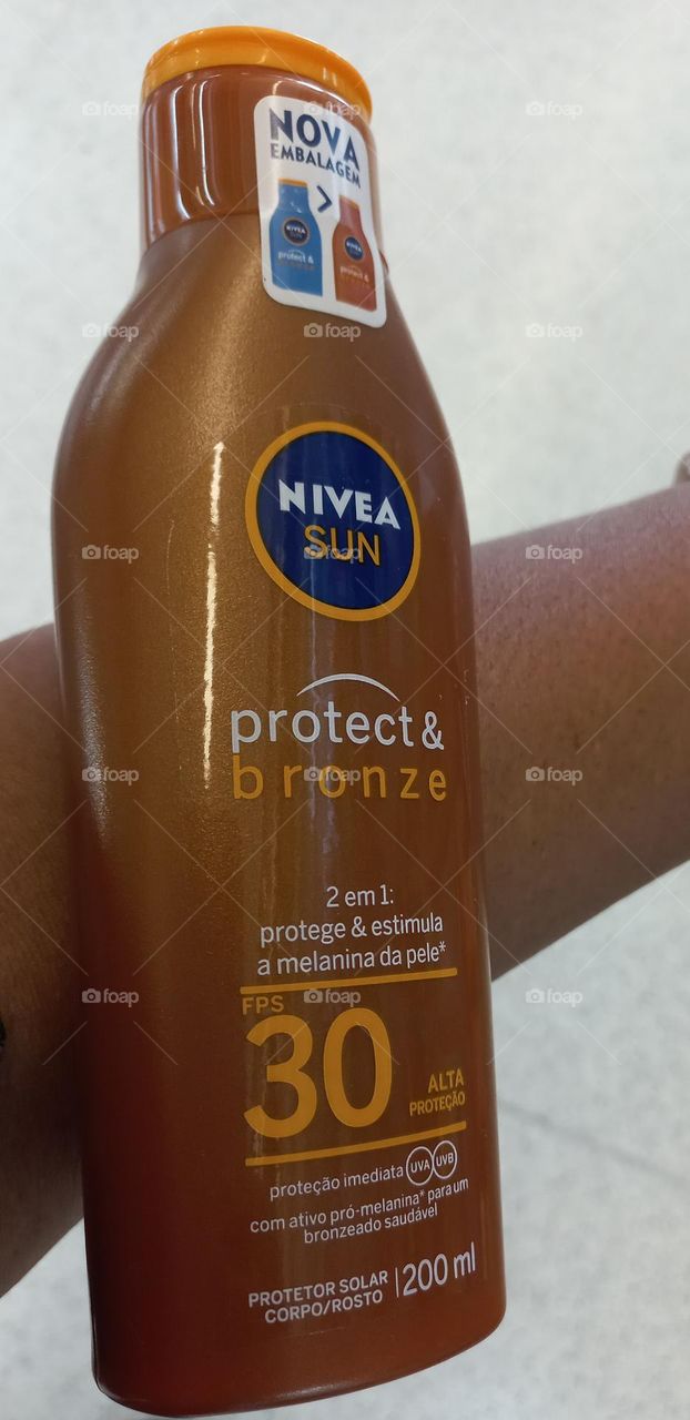 Pele bronzeada, tonificada, tratada e Protegida. NIVEA  SUN  Proteção & bronze, proteção  contra os radicais  livres que envelhecem a pele, ajuda a preservar o colágeno,  deixando a pele mais firme e tonificada