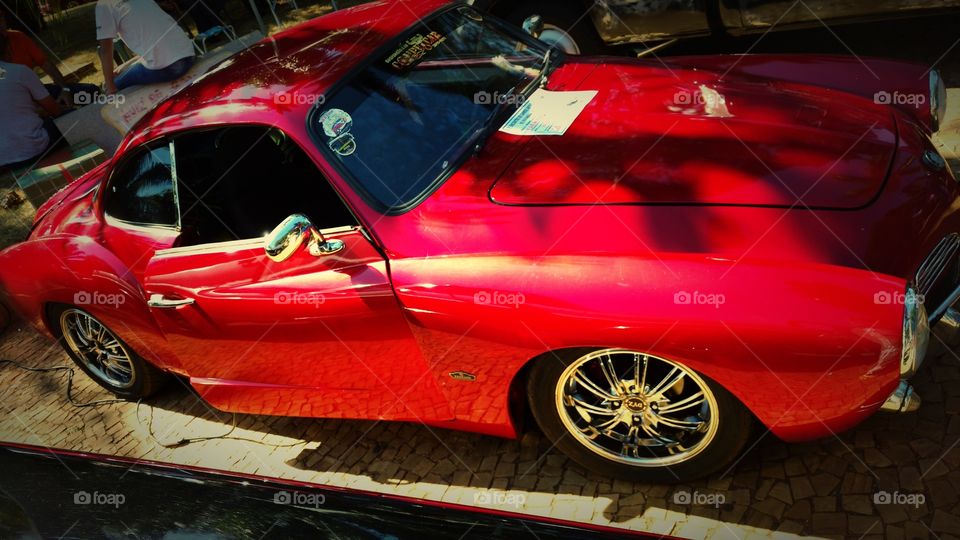 Automóvel vermelho, de colecionador.