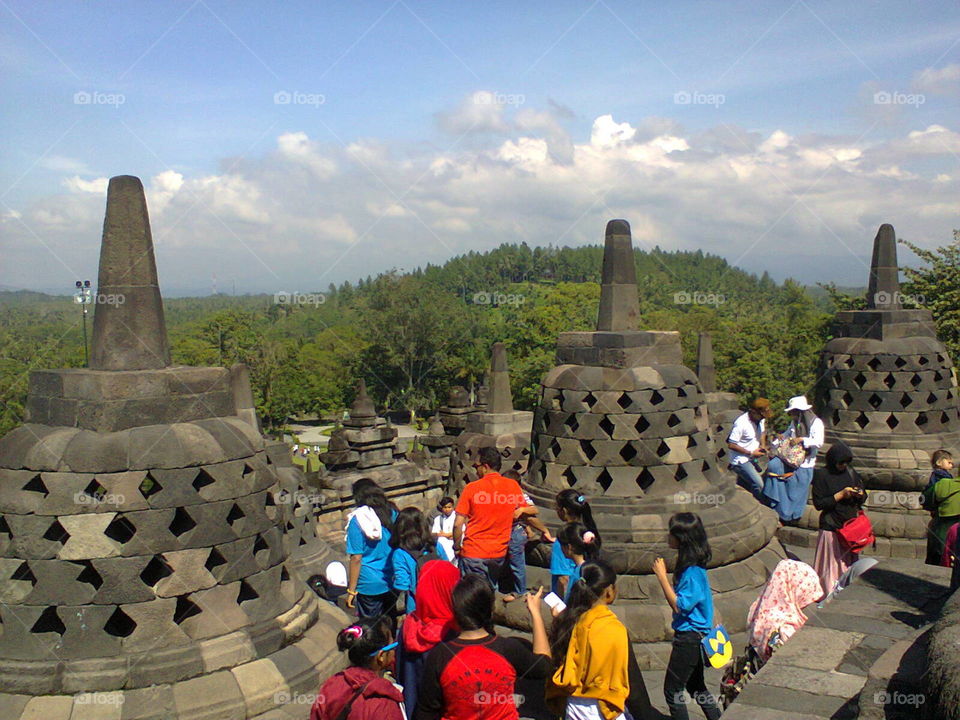 Diatas candi Borobudur ini, banyak wisatawan asing ataupun lokal yang ingin melihat pemandangan indah dari atas candi Borobudur....