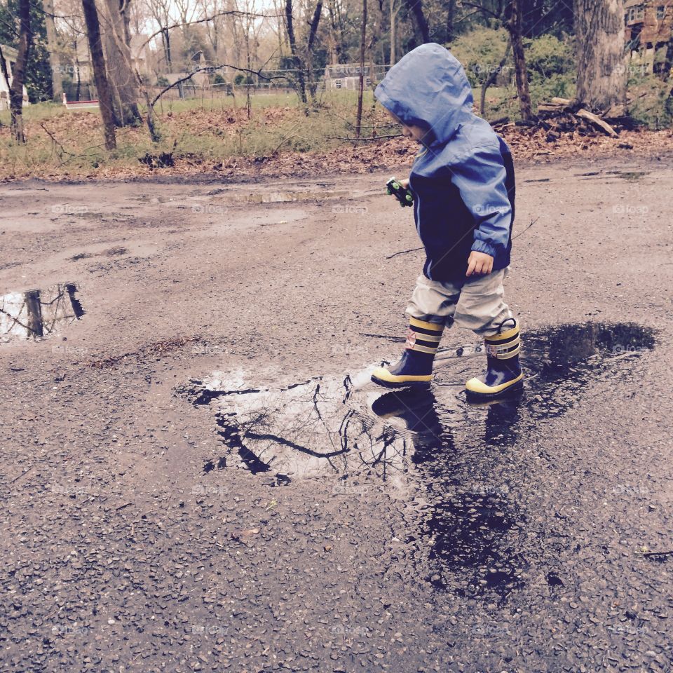 Walks with no fear. Young boy splashes 