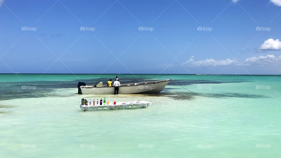 Picnic in the ocean 