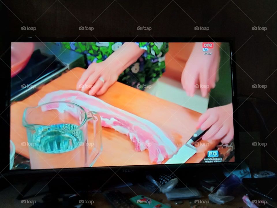 #SELLYOURFIRSTPHOTOON FOAP,,  PORK MEAT IS BEING PREPARED FOR CHOPPING