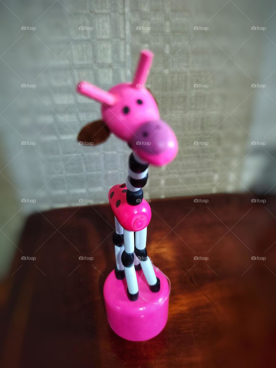 Of all the toys, the articulated giraffe is the one that entertains children the most.  They spend hours playing.  The giraffe, with its articulated movements, gives wings to children's imagination.