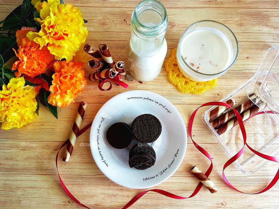 Fall theme. 
Cookies and milk.
Snack time.