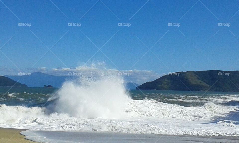 A força das ondas com a ressaca.