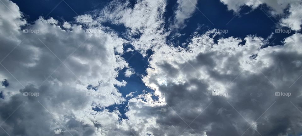 le soleil est caché par les nuages