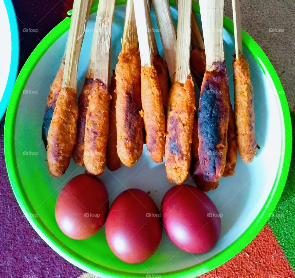 sate pusut dan telur rebus