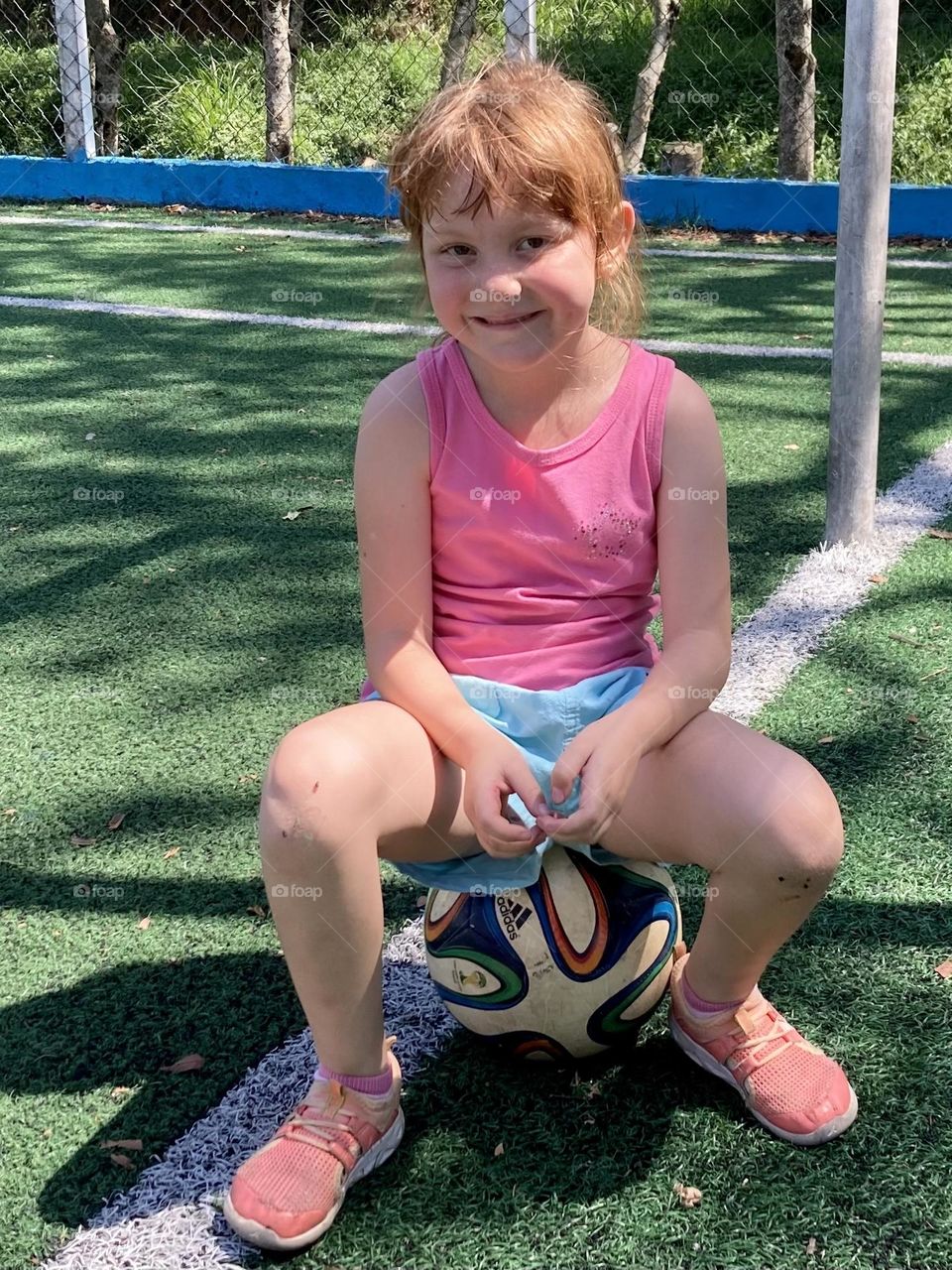 🇺🇸 My daughter Maria abstains her and her unmistakable smile, after football.

🇧🇷 Minha filha Maria abstê-la e o seu sorriso inconfundível, depois do futebol. 