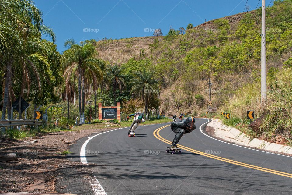 skatista de downhill speed descendo a ladeira rápido.