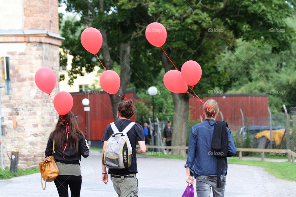 Red balloons . Red balloons 