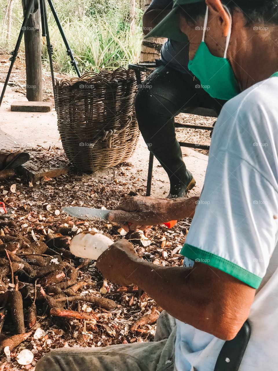Descascando mandioca para fazer farinha !