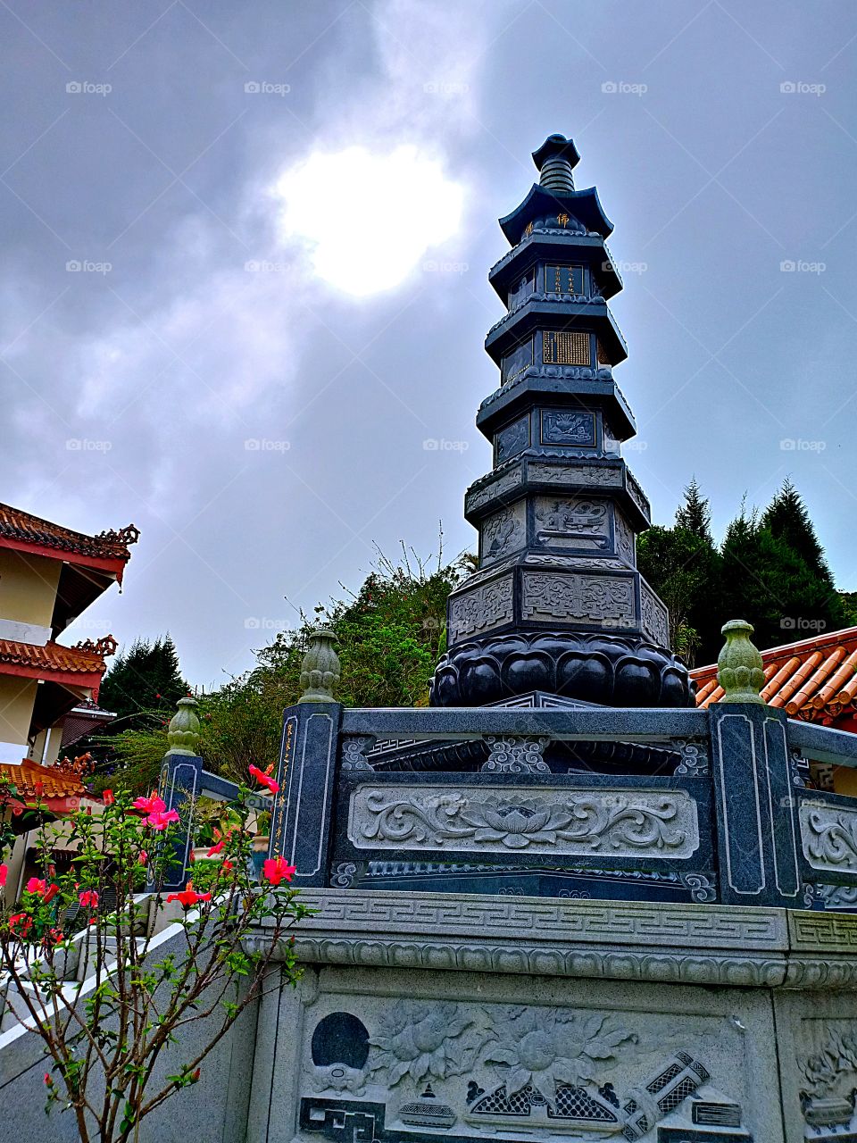 Just another cloudy day at Buddhist temple.. 😇🌥️