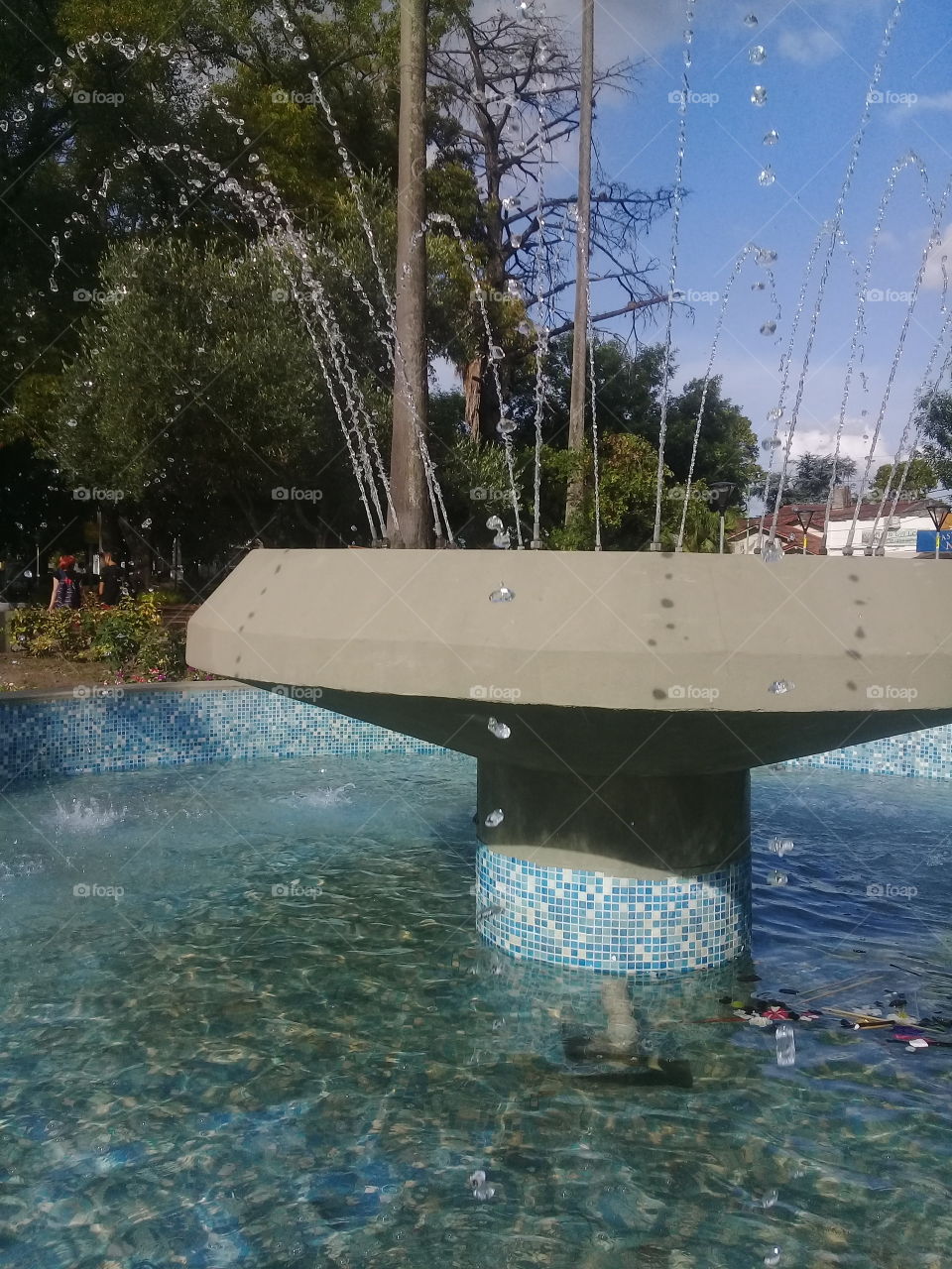 fuente de agua en una plaza de pueblo echando agua a chorros desde lo alto. General Rodríguez, provincia de Buenos Aires.  Argentina