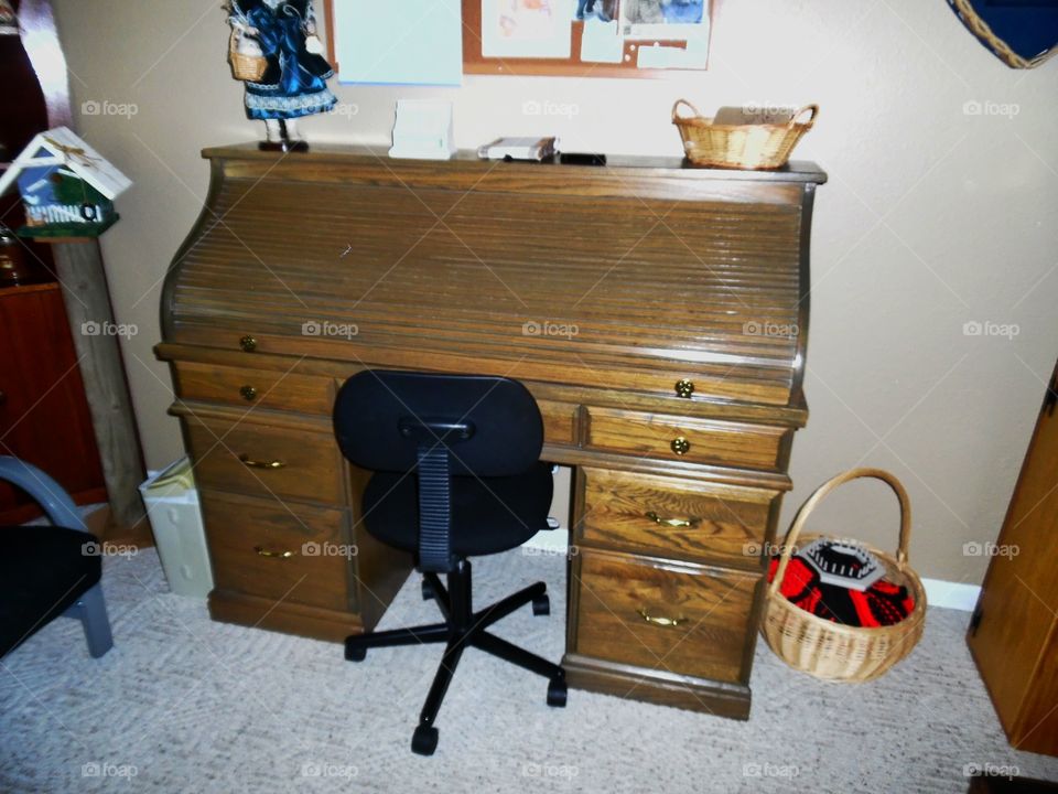 roll 🍥 top desk for sale. This is a picture I uploaded for a friend who is trying to sell this roll 🍥 top desk for me