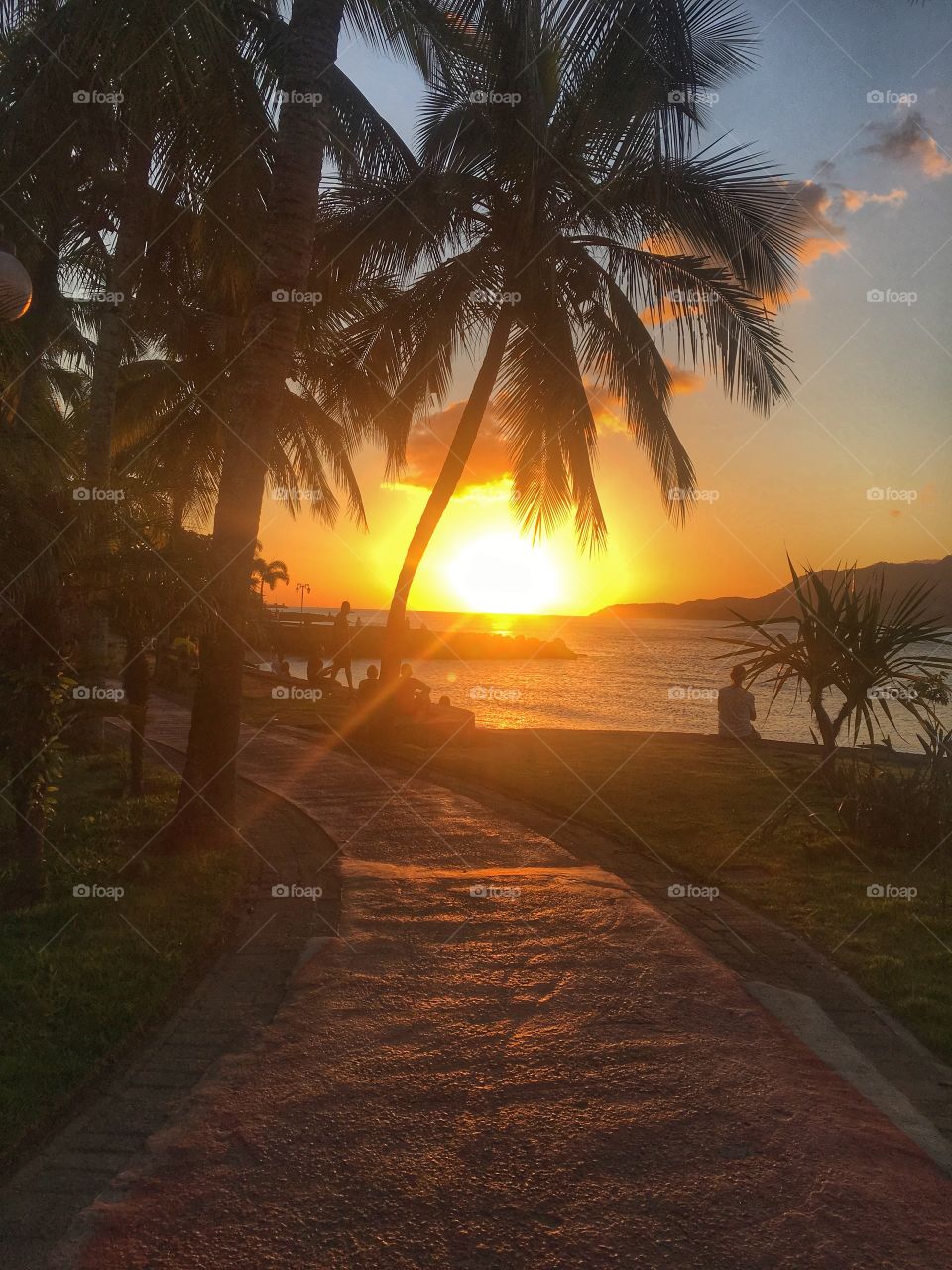 Incrível pôr do sol na praia de Ilhabela/SP. Existe coisa mais linda que um belo dia desses na praia?
